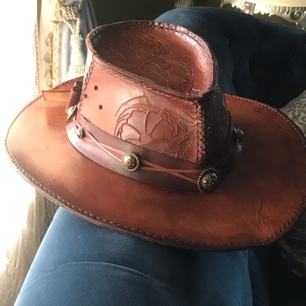 Beautiful genuin leather ladies hat. One of the kind made by artist. Small size